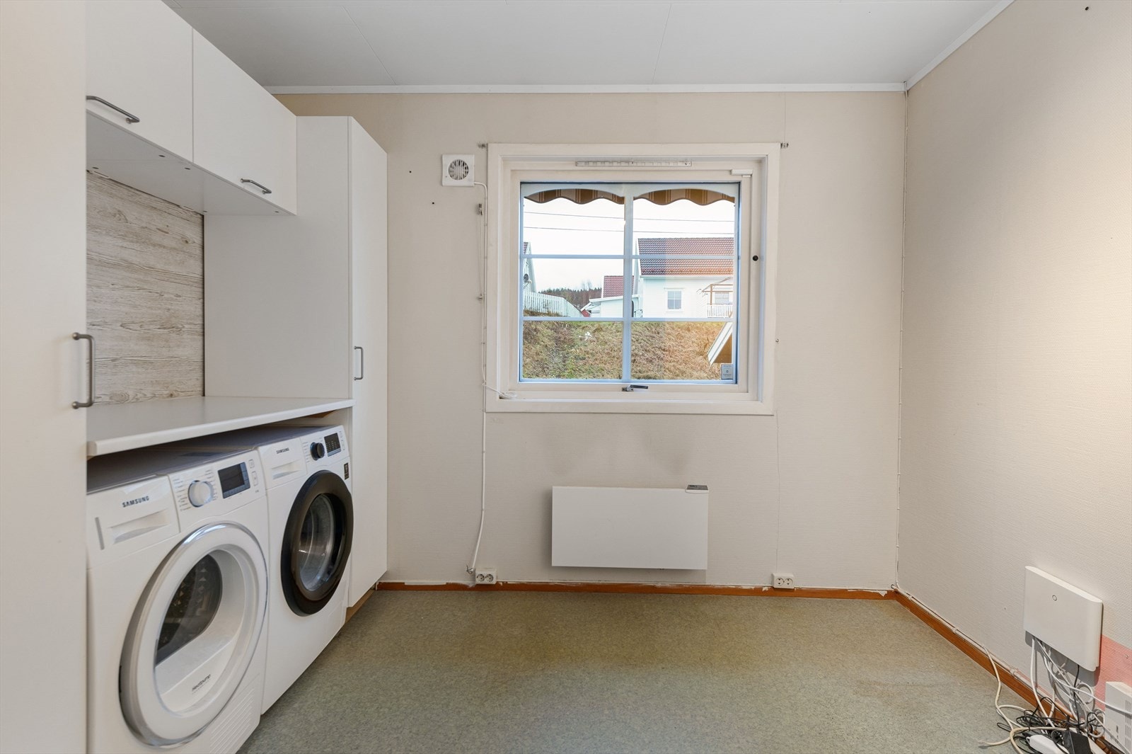 Soverom tre som i dag benyttes som vaskerom, men som enkelt kan tilbakeføres til et soverom nummer tre. Galleribilde