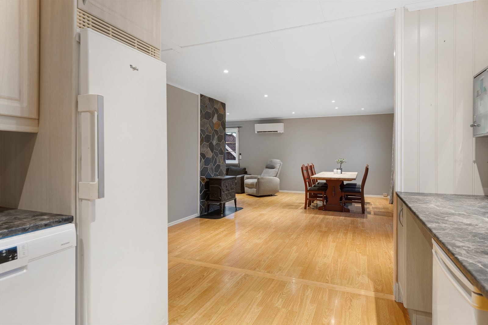 Fra kjøkken mot spisestue og stue. Galleribilde