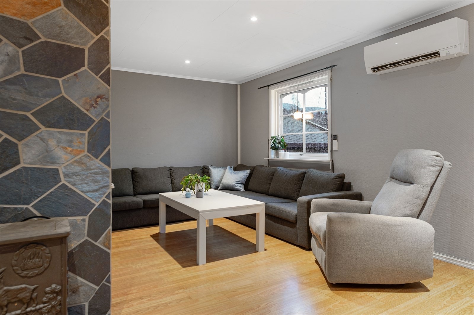 Sofakrok med plass til sofa, tilhørende bord og tv. Galleribilde