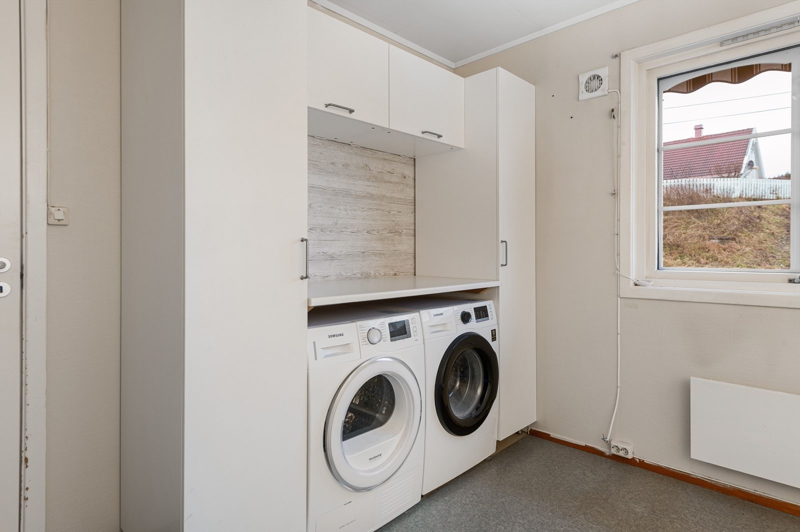 Opplegg for vask- og tørk samt plassrik innredning. Galleribilde