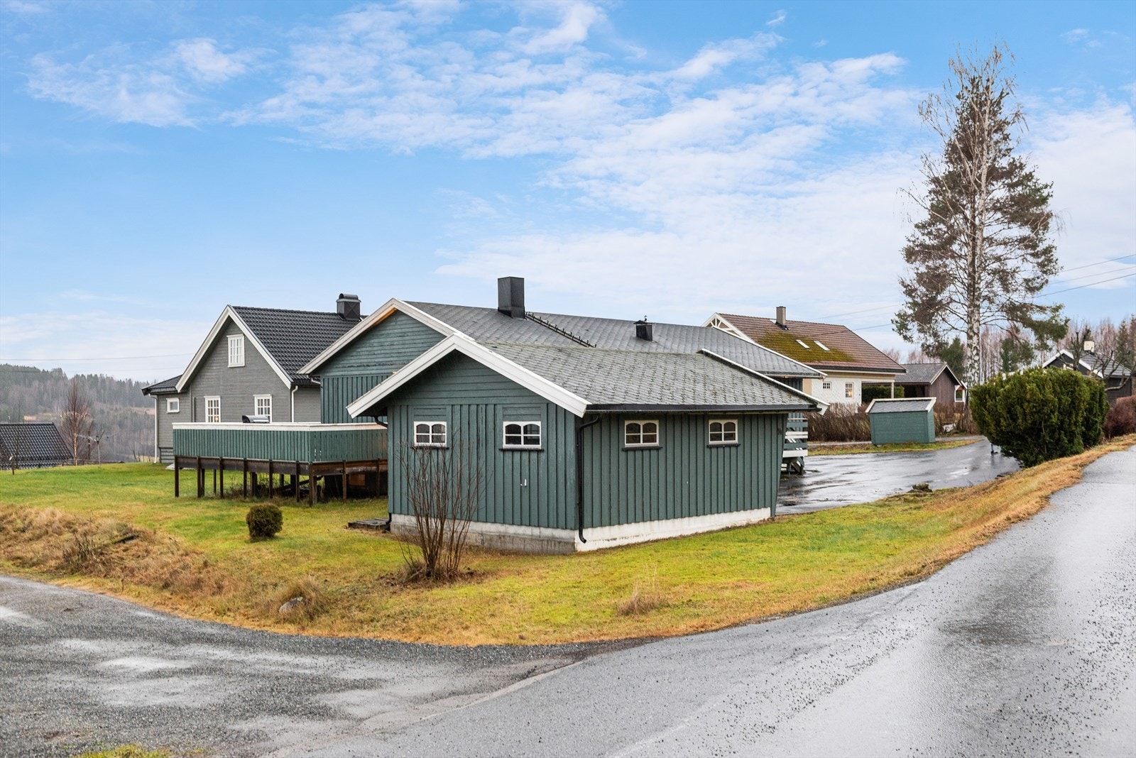 Hjørnetomt som i hovedsak er flat og med frittliggende garasje. Galleribilde