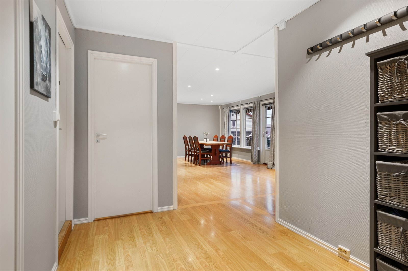 Gangen har plass til avhengingsmøbler eller andre ønskede oppbevaringsmøbler. Galleribilde