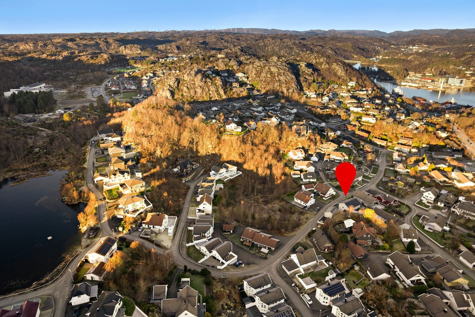 Dagligvarebutikk ligger kort avstand unna. For de varme sommerdagene er det også fin badeplass i nærheten. Fra boligen har du enkel adkomst til Egersund sentrum, hvor du finner et bredt utvalg butikker, kjøpesentre, koselige kafeer samt togforbindelse. Galleribilde