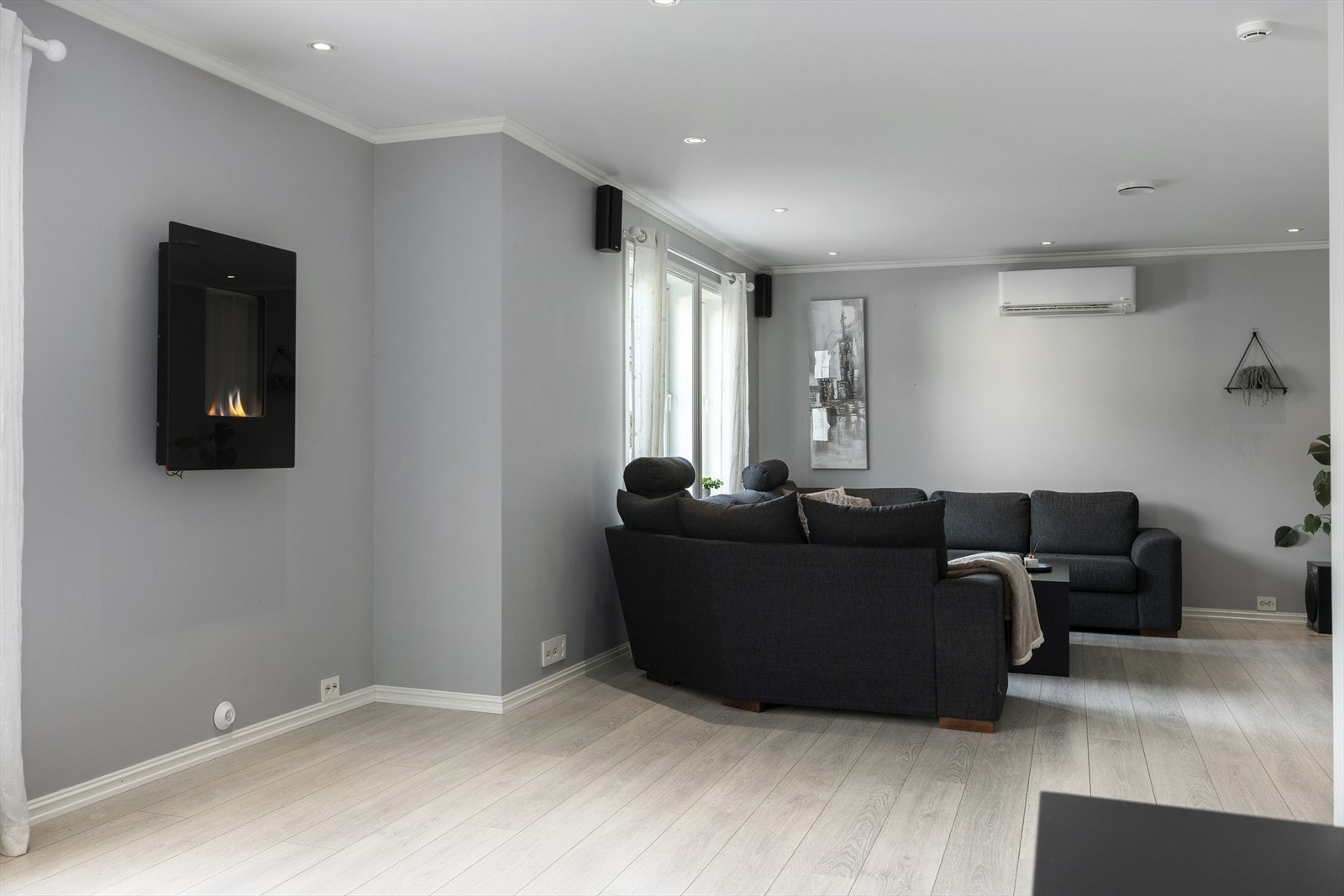 Det er varmepumpe og gasspeis i stua. Galleribilde