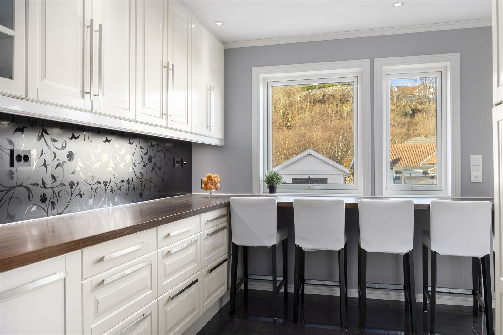 Koselig spiseplass på kjøkkenet. Galleribilde