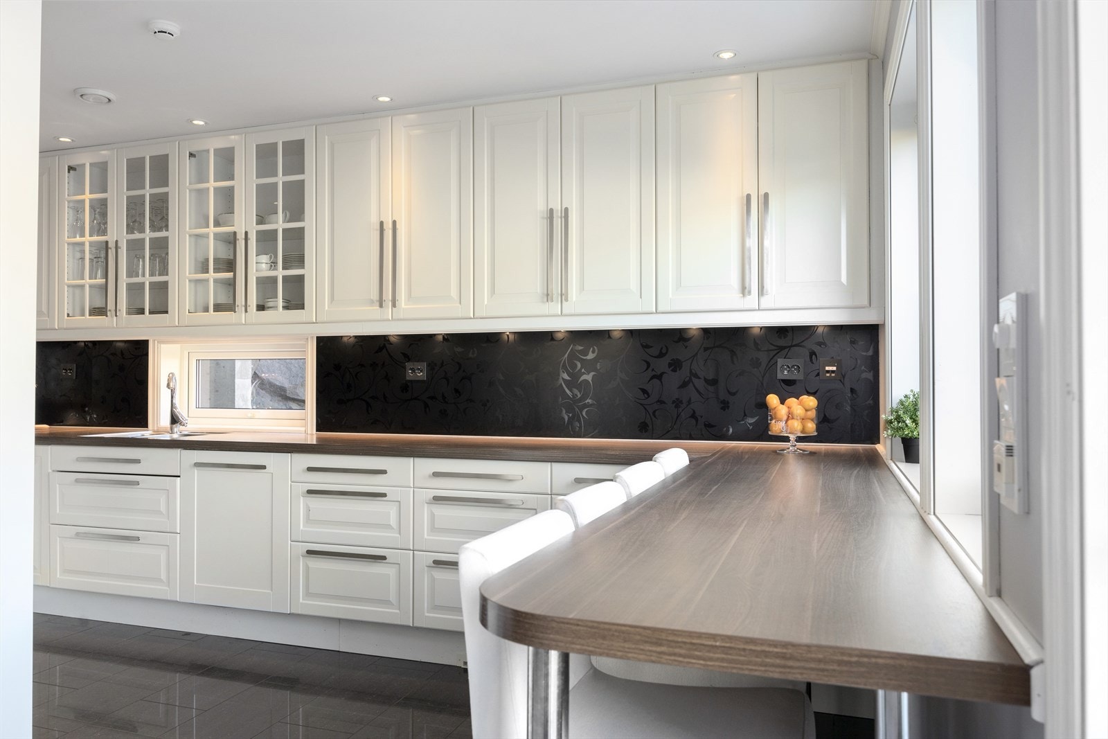 Kjøkkenet er romslig og gjennomført med profilerte fronter og en benkeplate av laminat med en stilren planlimt vask. Galleribilde