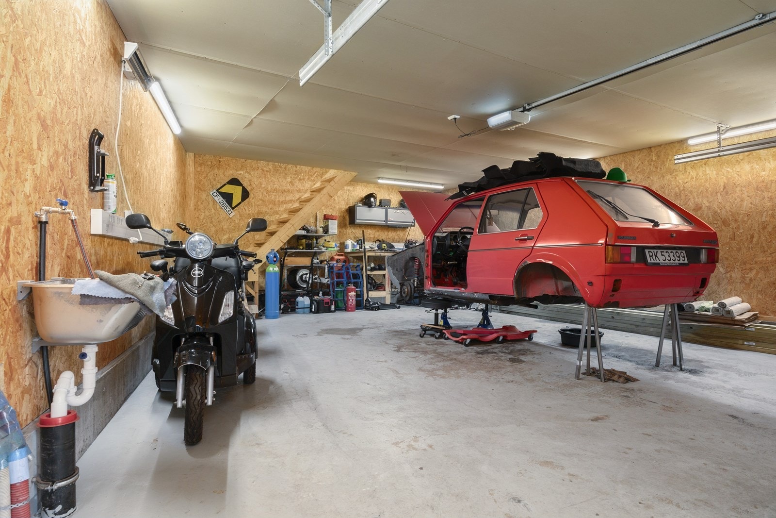 Romslig garasje. Galleribilde