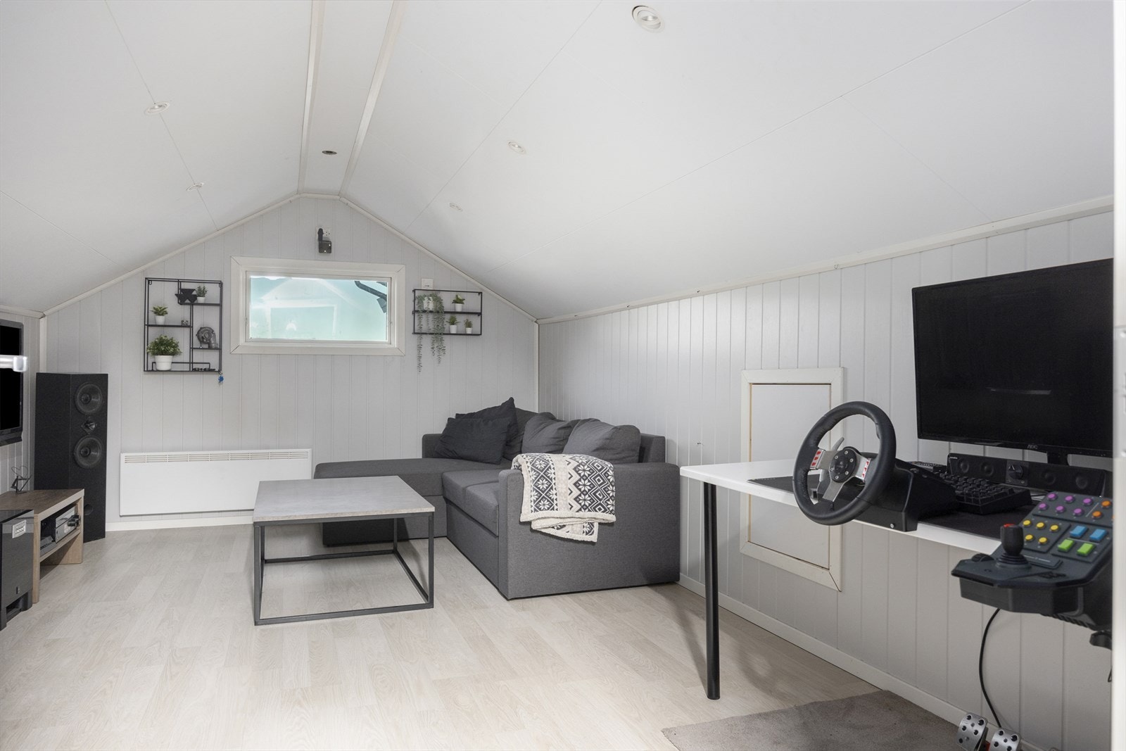 Fin stue/oppholdsrom på garasjen. Rommet er ikke godkjent som oppholdsrom. Galleribilde