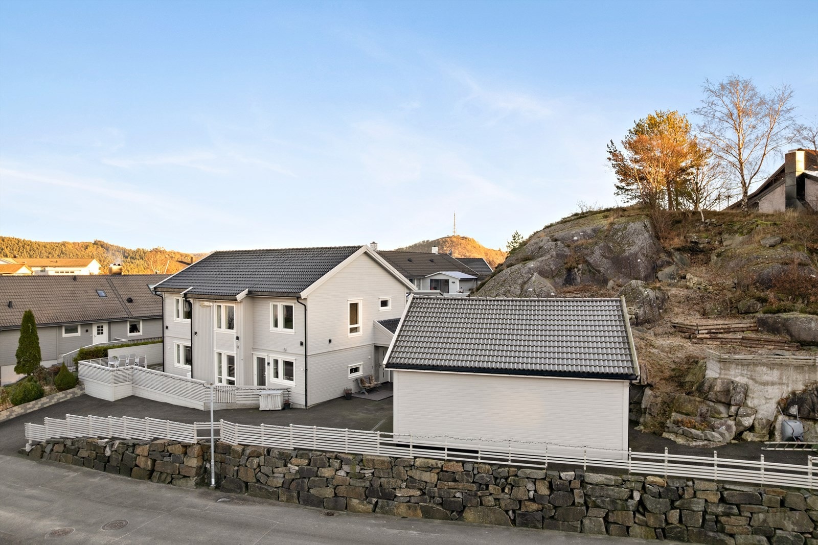 Lettstelt fin tomt. Galleribilde