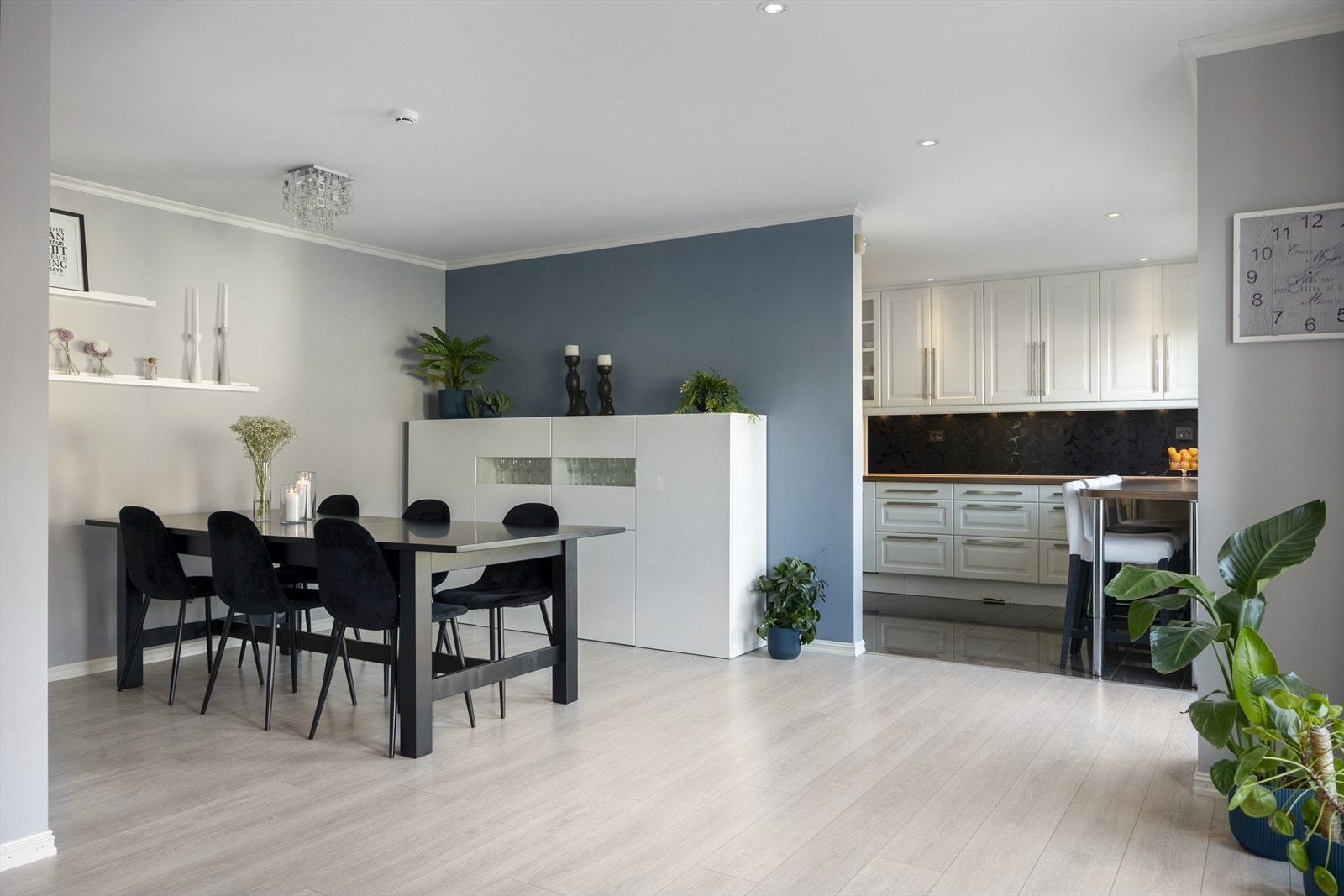 Fin spiseplass like ved kjøkkenet. Galleribilde