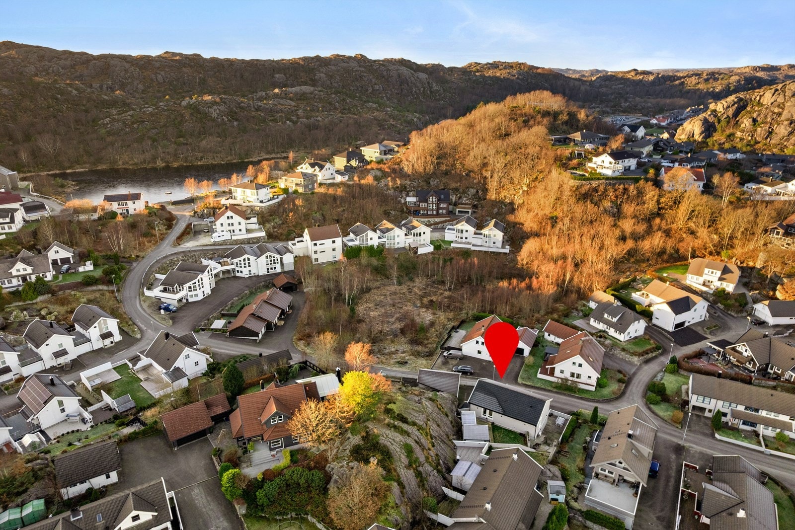 Boligen har en fin beliggenhet i Vadlåsveien 13, et rolig og familievennlig område i Egersund. Dette nabolaget er spesielt populært blant barnefamilier og byr på nærheten til det meste man trenger i hverdagen. Galleribilde