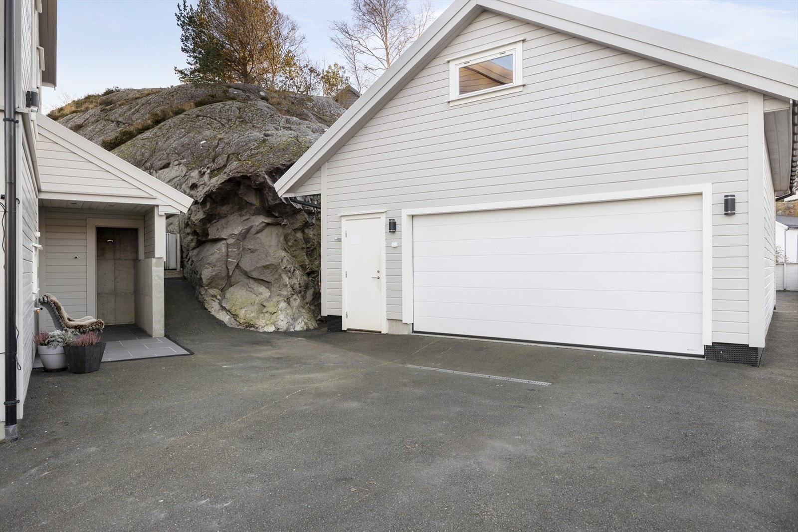 God parkering i dobbel garasje og på egen tomt. Galleribilde