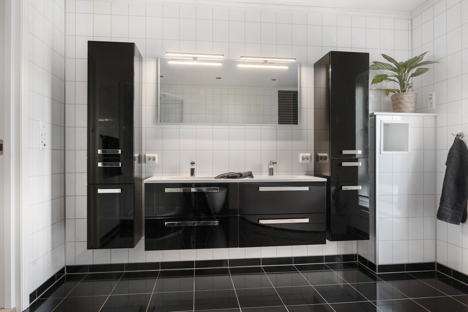 Hovedbadet i andre etasje byr på en ekstra luksuriøs opplevelse med dobbel servant, badekar og separat dusjkabinett - perfekt for både hverdagskomfort og litt ekstra avslapning. Galleribilde