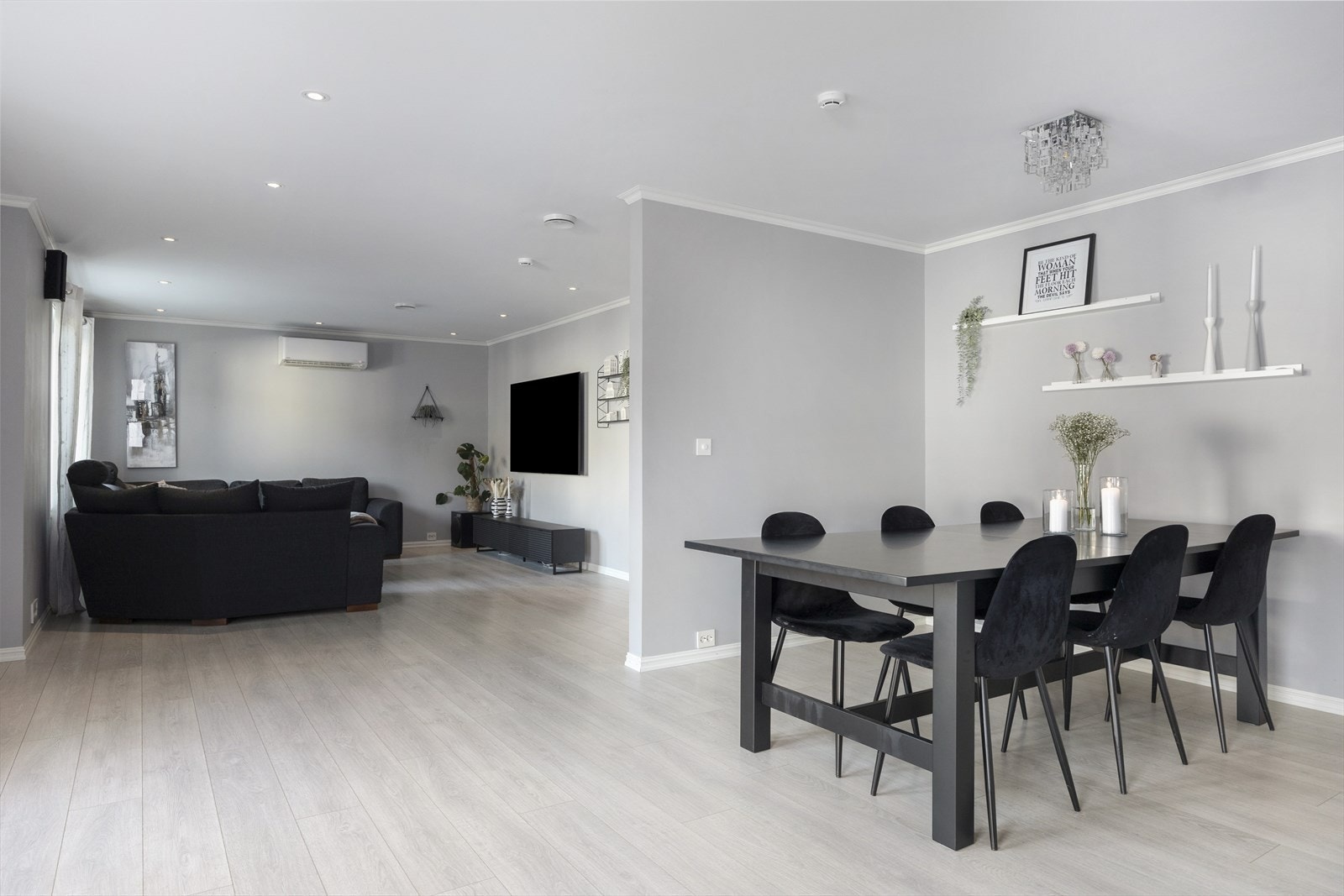 Stuen i første etasje er et lunt og trivelig oppholdsrom med soner for både sittegruppe og spisestue. Galleribilde