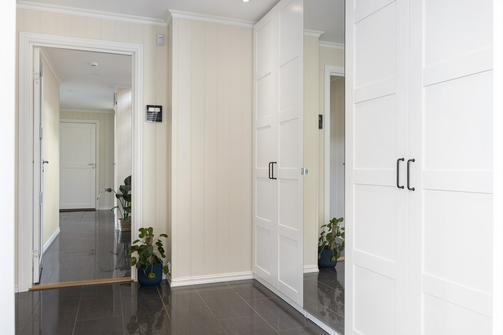 Boligen har en lys og romslig entré med god plass til oppbevaring av klær og sko. Galleribilde