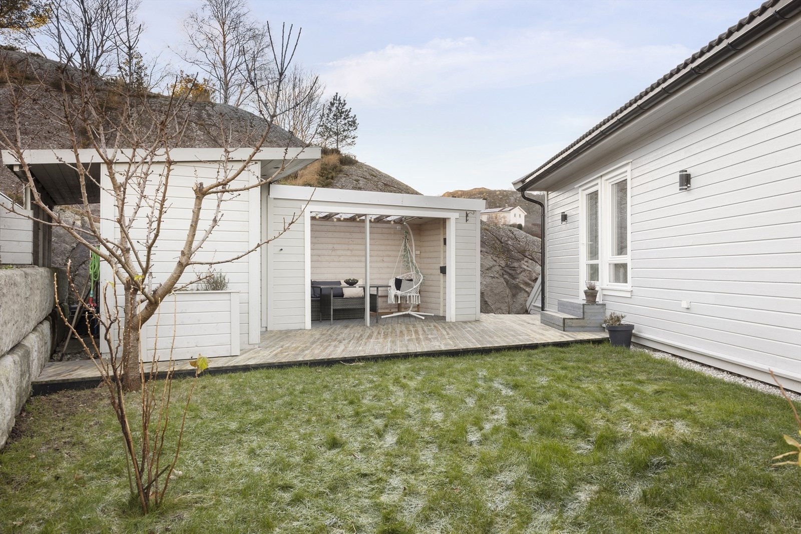 Usjenert hage og fin hage-stue med bod. Galleribilde