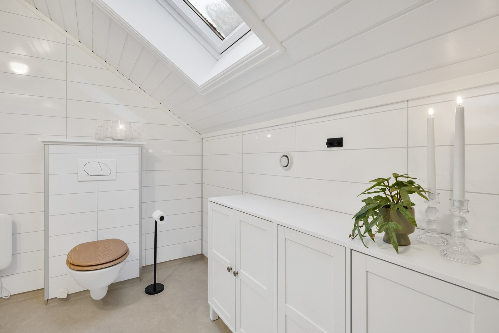 Lyst og innbydende bad med tidløs stil Galleribilde