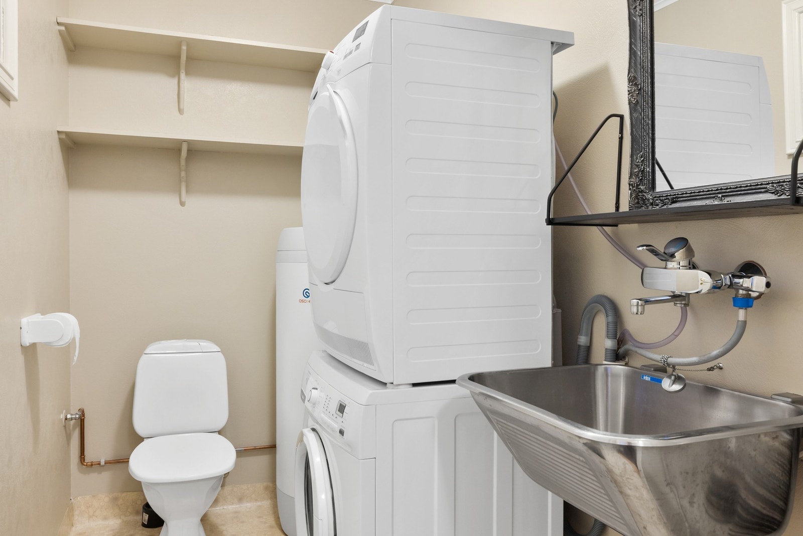Praktisk med eget vaskerom som også har toalett Galleribilde