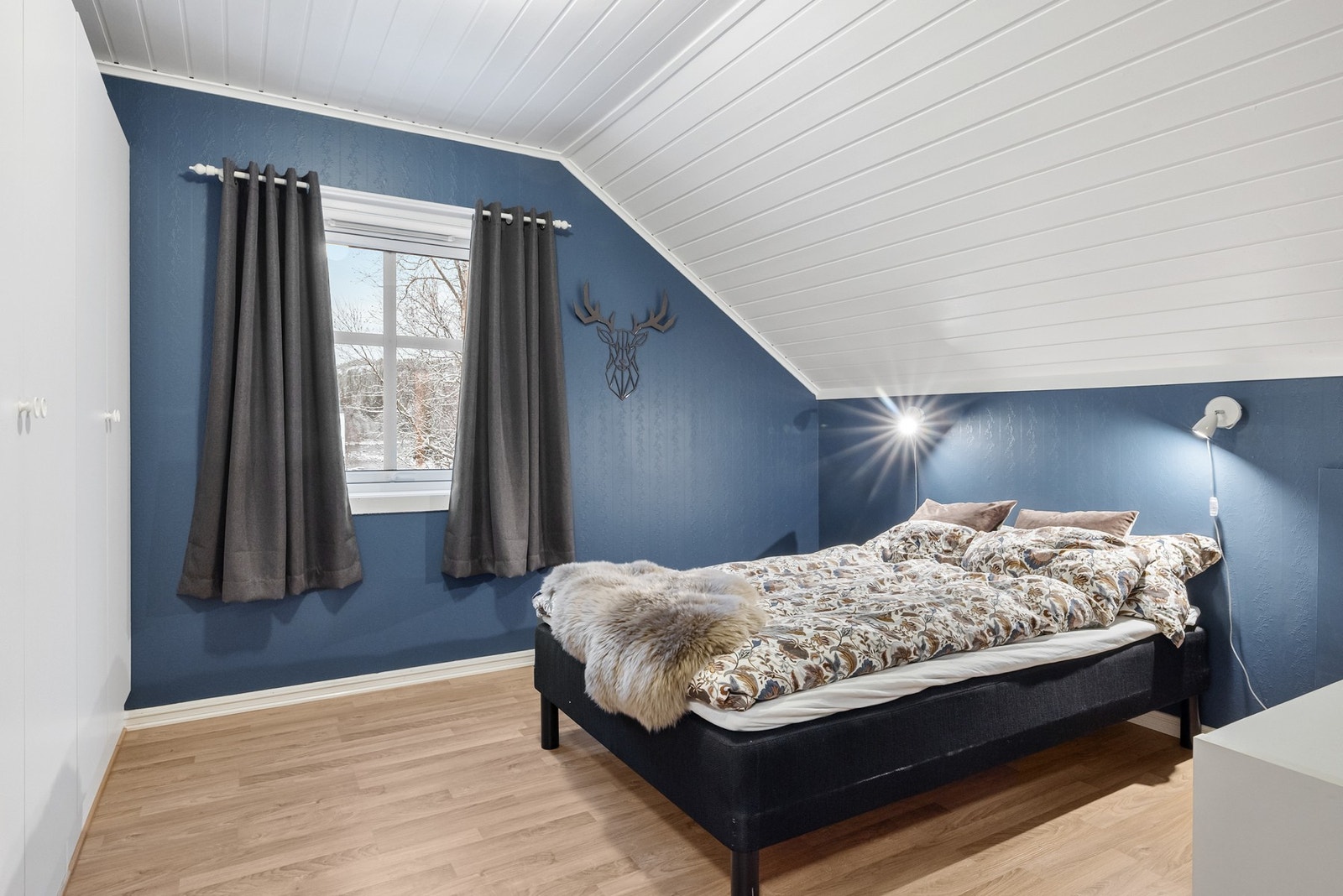 Soverom med praktisk garderobeløsning Galleribilde