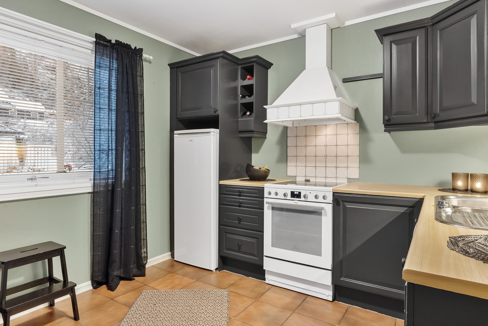 Funksjonelt kjøkken med godt potensiale Galleribilde