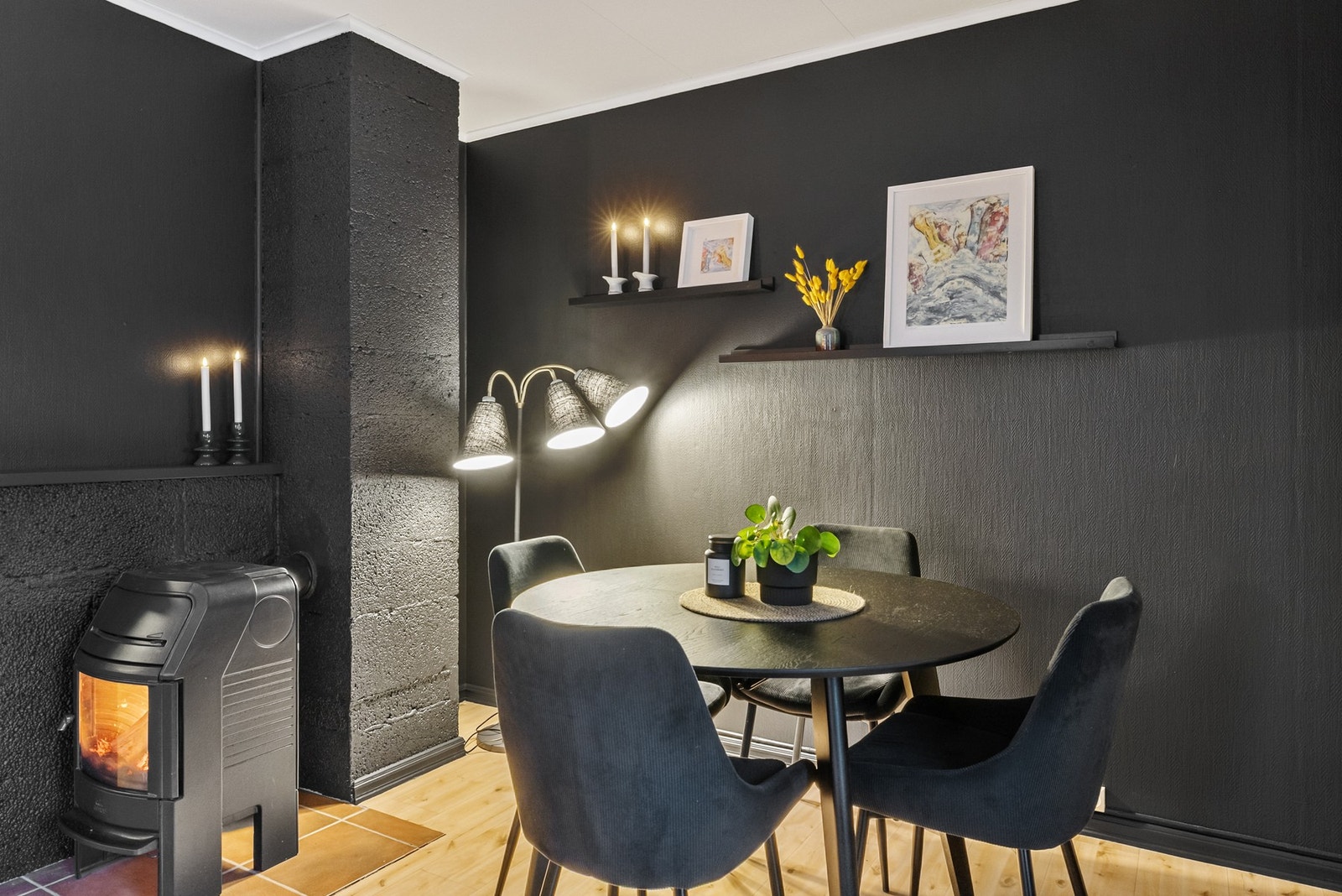 Hyggelig sone for spisegruppe Galleribilde