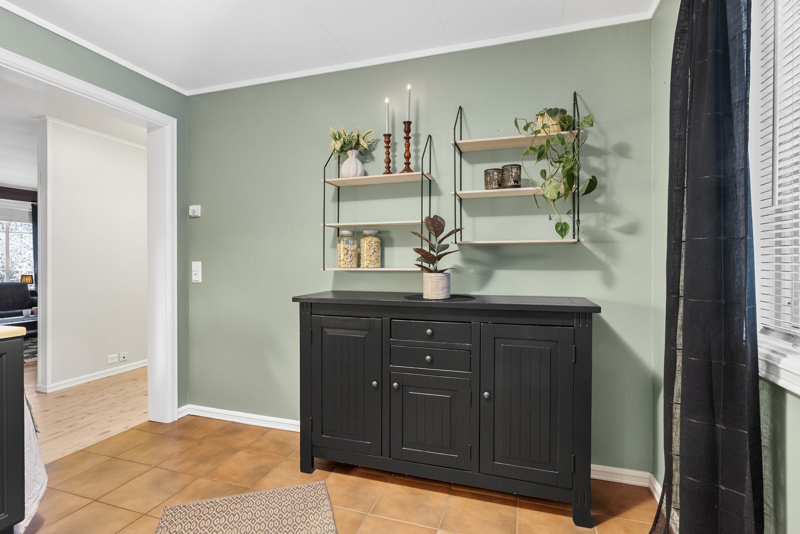 Delvis åpen kjøkkenløsning som skaper god flyt mellom kjøkken og stue Galleribilde