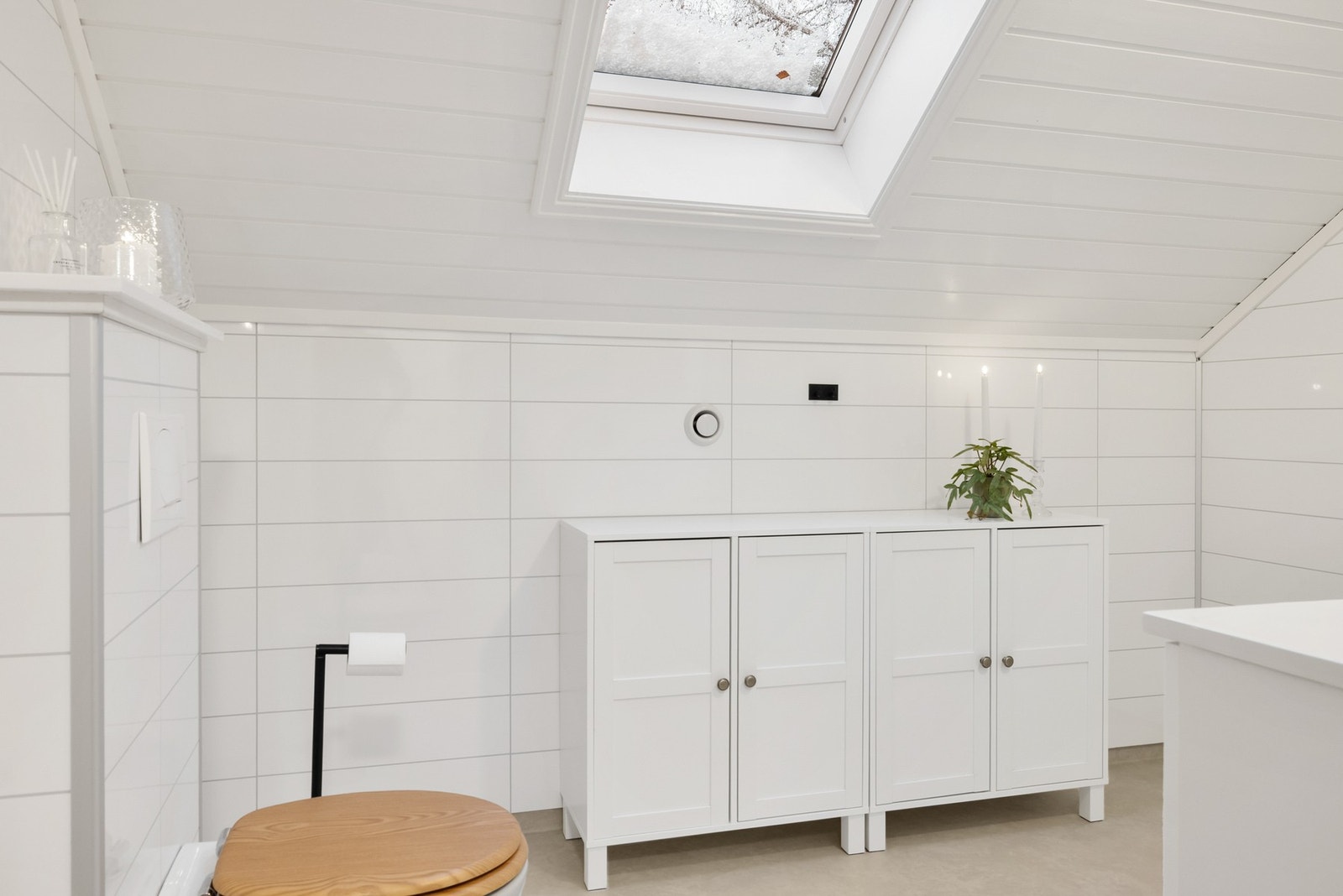 Overflater med belegg på gulv og vegger med baderomsplater Galleribilde