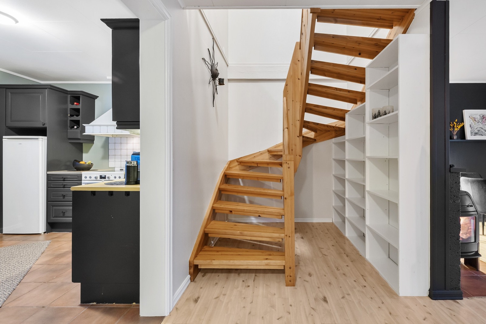 Trappen leder opp til loftet med boligens bad og 3 soverom Galleribilde