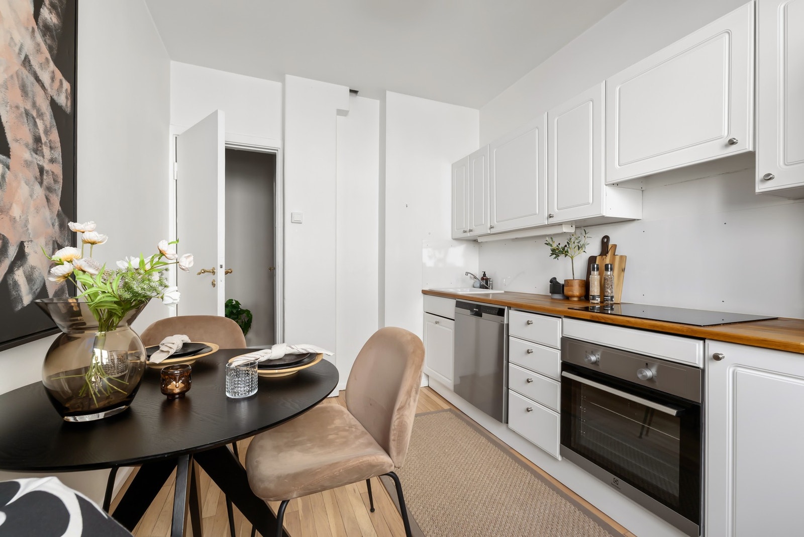 Lyst kjøkken med plass til spisegruppe Galleribilde
