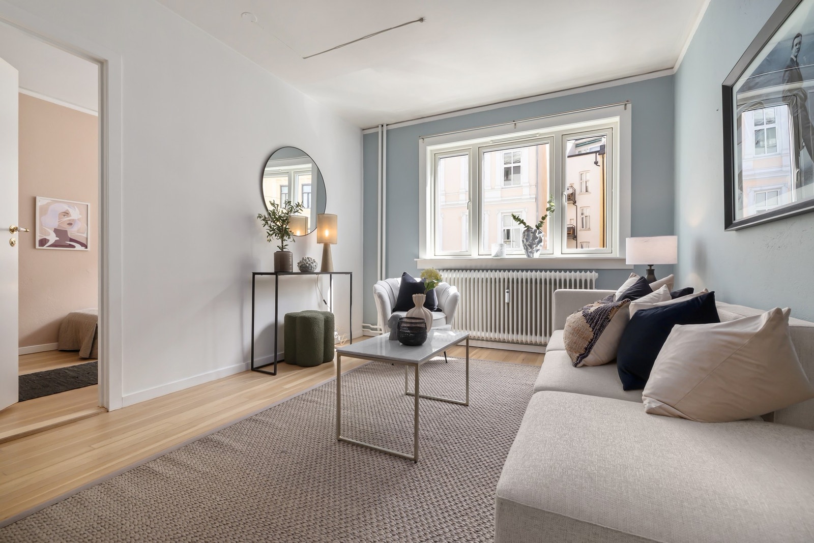 Skap ditt drømmehjem i en romslig, åpen stue med plass til det du ønsker Galleribilde