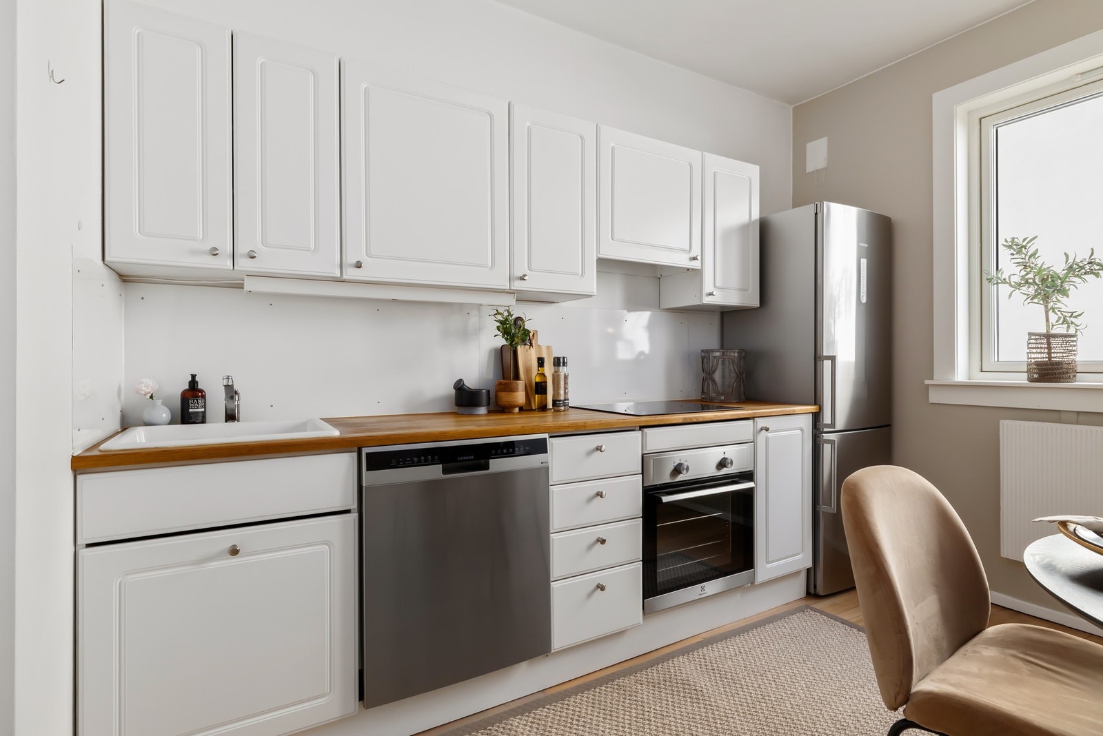 Kjøkkeninnredning med slette fronter og overskap Galleribilde