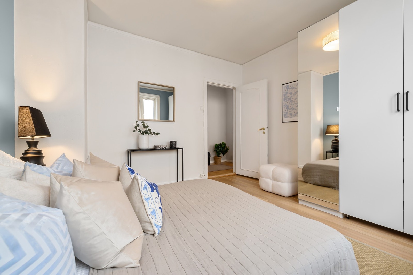 Soverommet har lyse farger, som bidrar til en lys og behagelig atmosfære Galleribilde