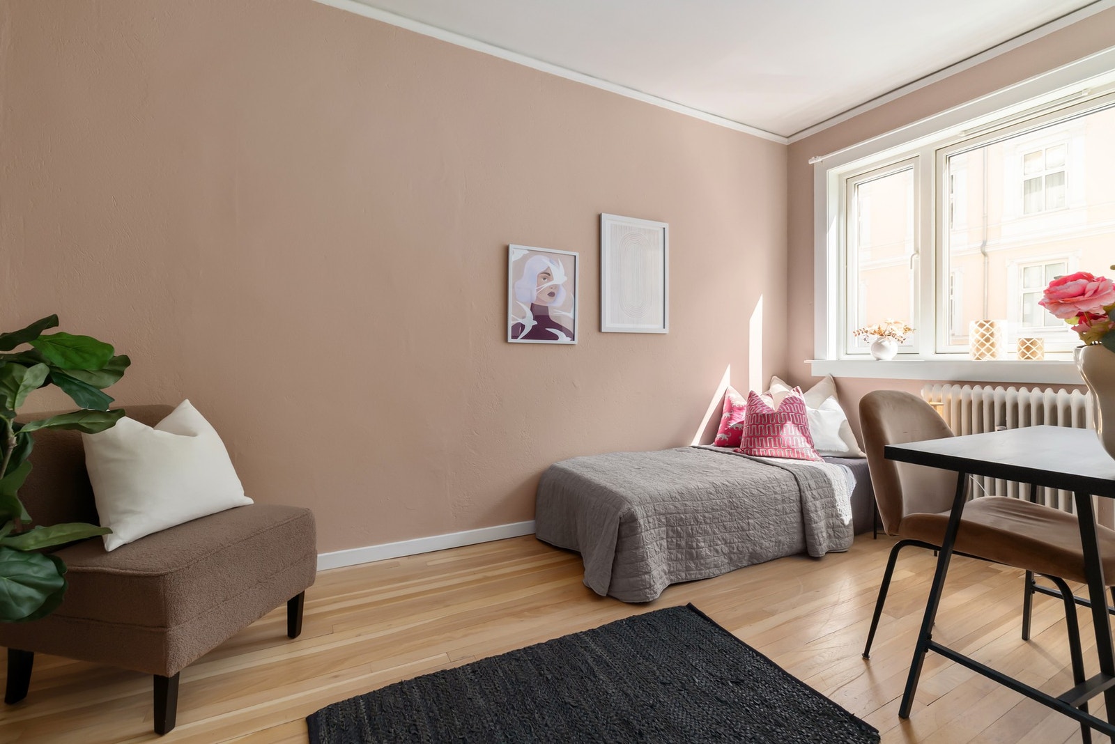 Rommet egner seg utmerket som barnerom, gjesterom eller et praktisk hjemmekontor Galleribilde