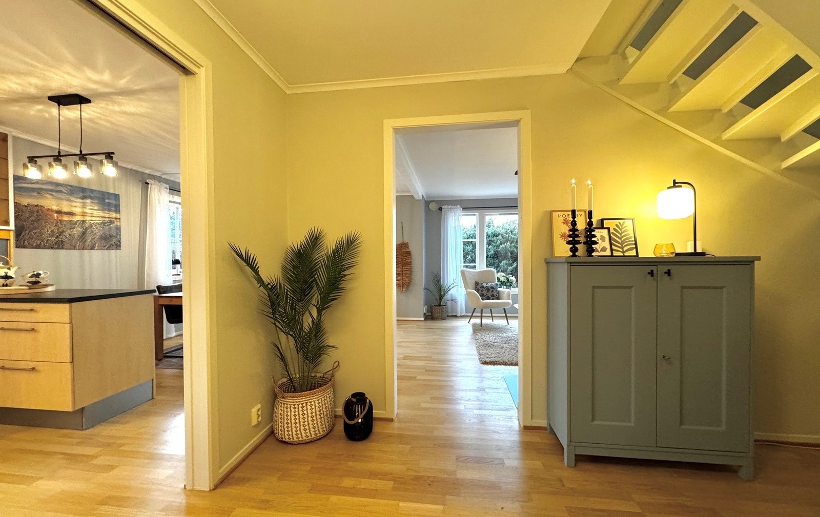 Hall mot stue/kjøkken. Gulvvarme Galleribilde