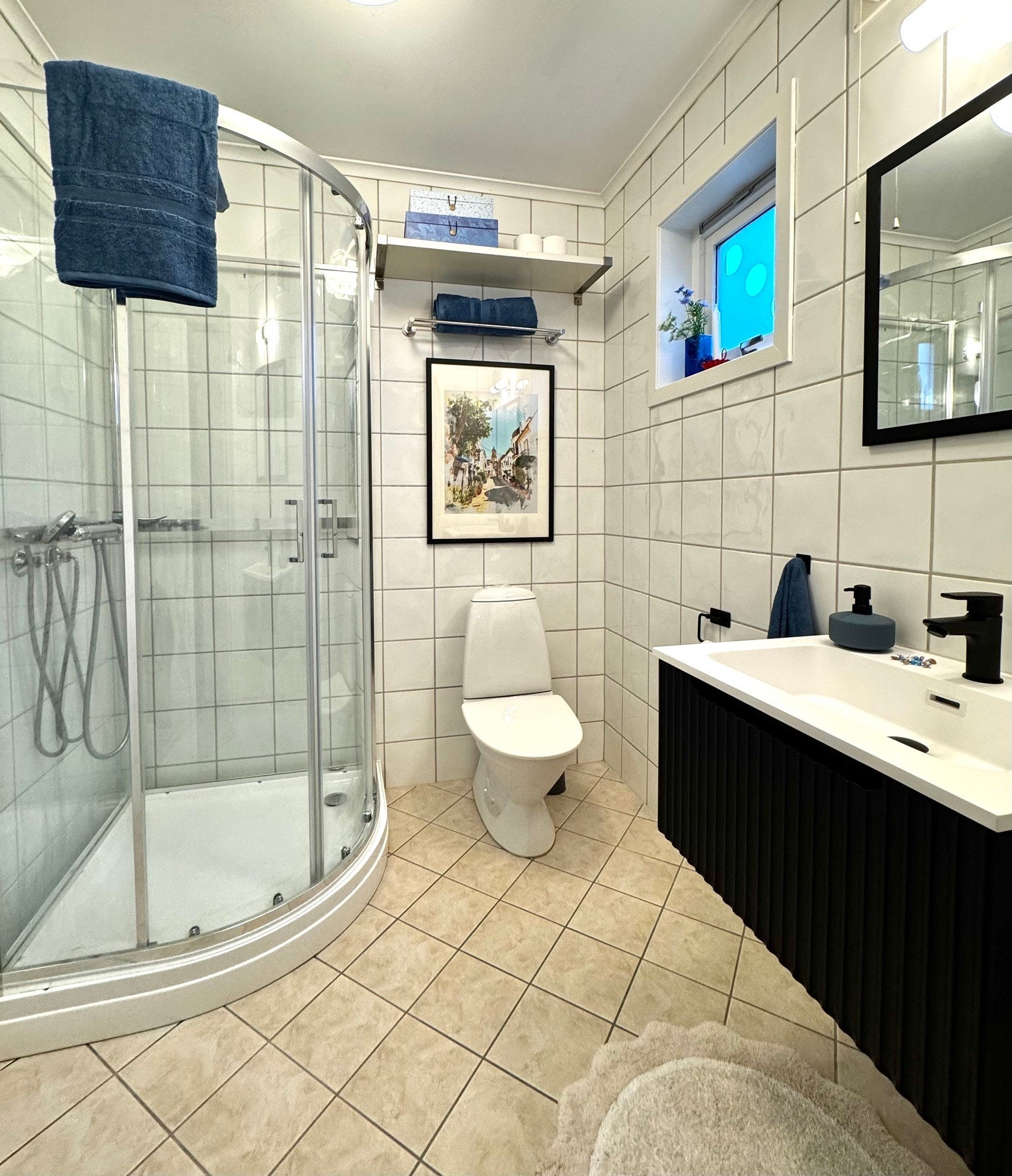 Flislagt bad med toalett, dusjkabinettt og servant. Det er plass og opplegg til vaskemaskin. Galleribilde