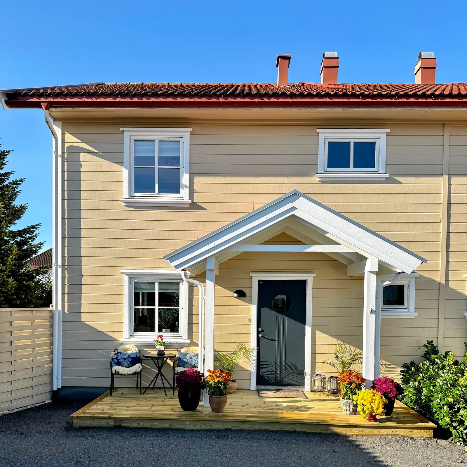 Fasade i front. Gårdsplassen er nylig opparbeidet med ugressduk og komprimert grus. Huset ble malt i 2023.. Galleribilde