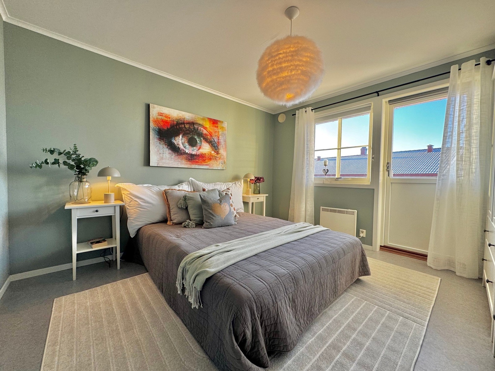 Soverom 1. er romslig med god garderobeplass. Lunt og fint rom med utgang til balkong. Galleribilde