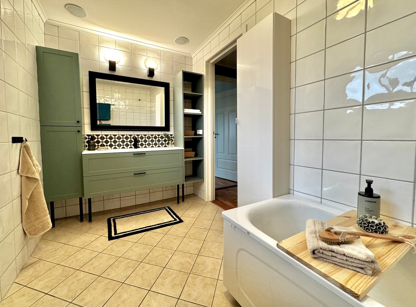 Flislagt bad med toalett, badekar og servant med oppbevaring. Helt ny baderomsinnredning. Varmekabler Galleribilde