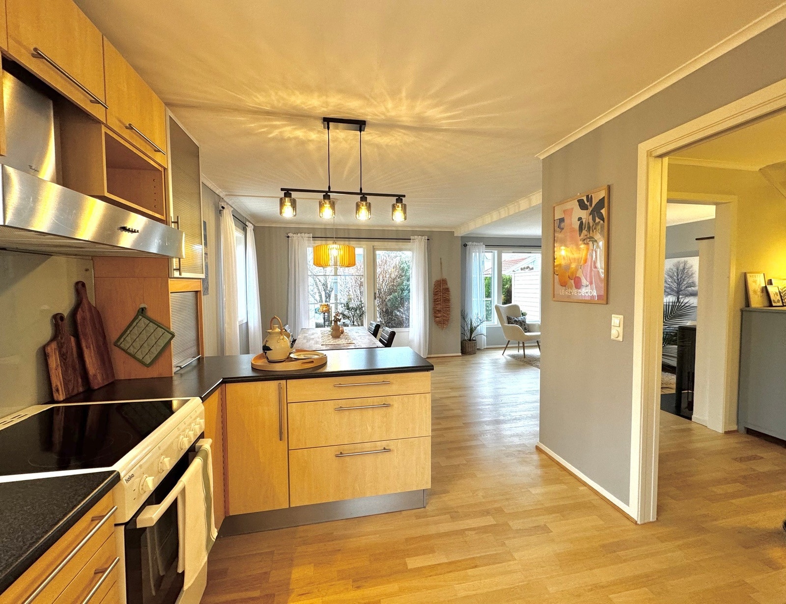 Kjøkkenet fremstår som et stort rom med god oppbevaring- og arbeidsplass. Det er gulvvarme. Galleribilde