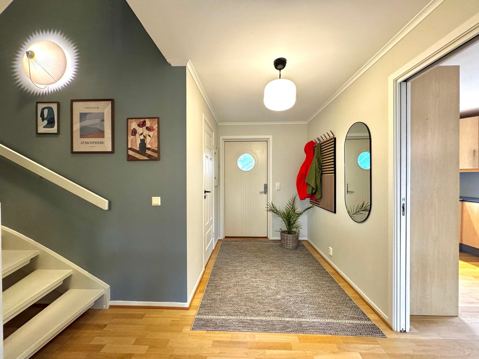 Fin entre med plass til klær og sko. Gulvvarme Galleribilde