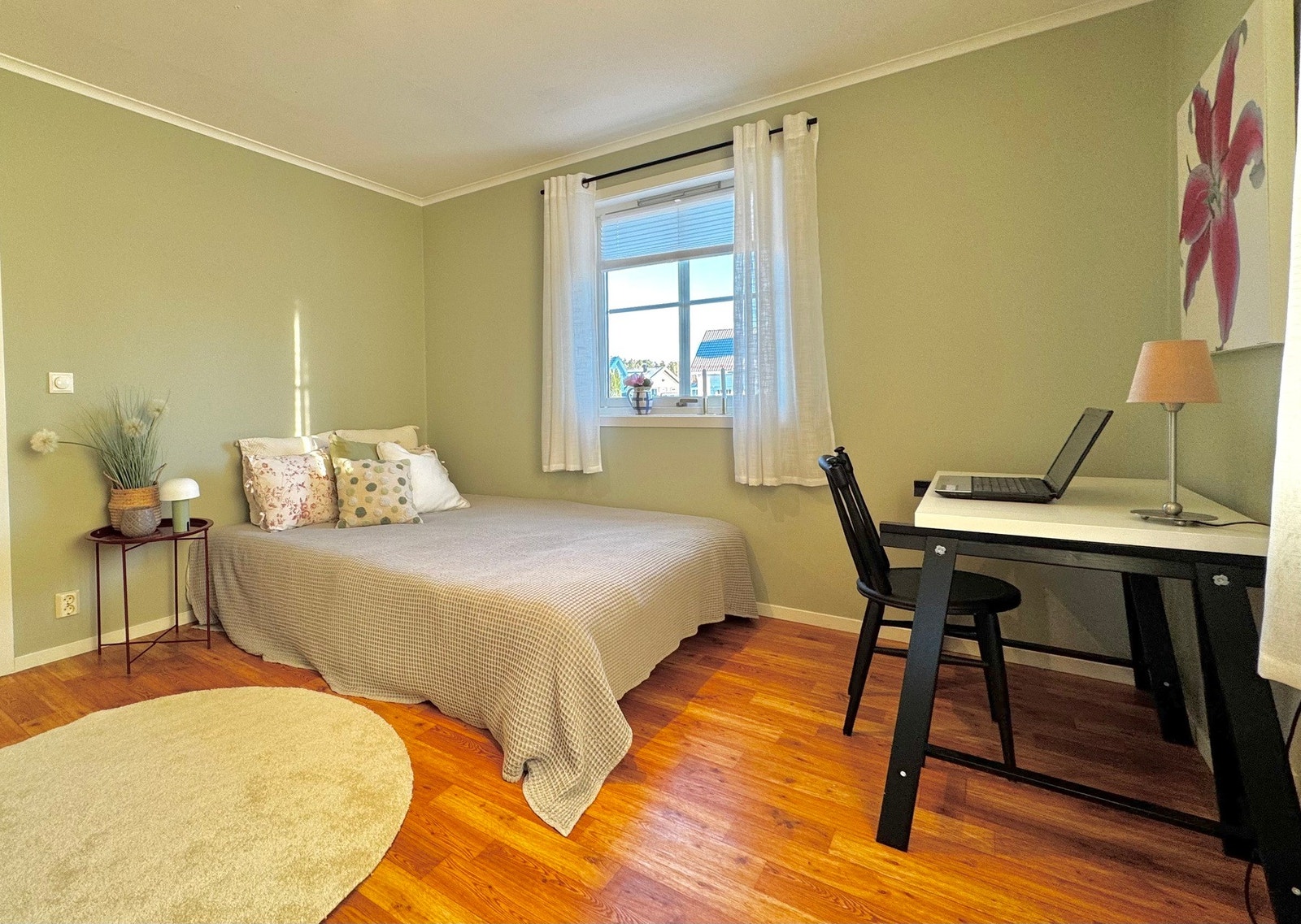 Soverom 2 med fint fargevalg og godt med plass til både skrivebord, seng og garderobe. Galleribilde
