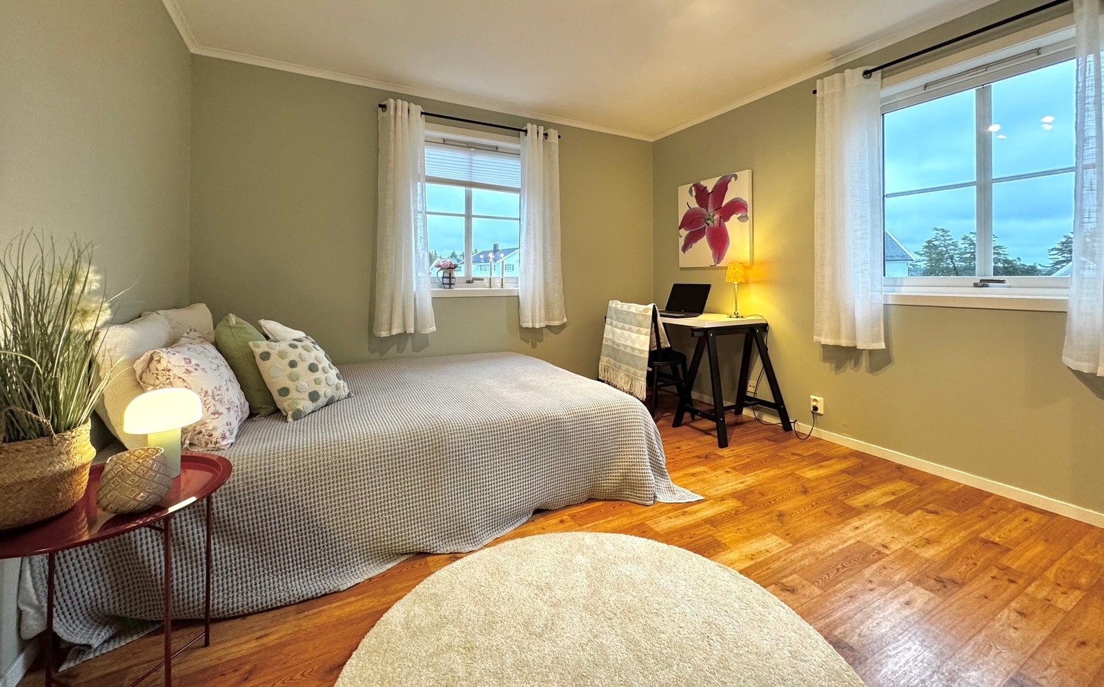 Soverom 2 er også romslig. Med vindu på 2 sider er dette et lyst og trivelig rom. Galleribilde