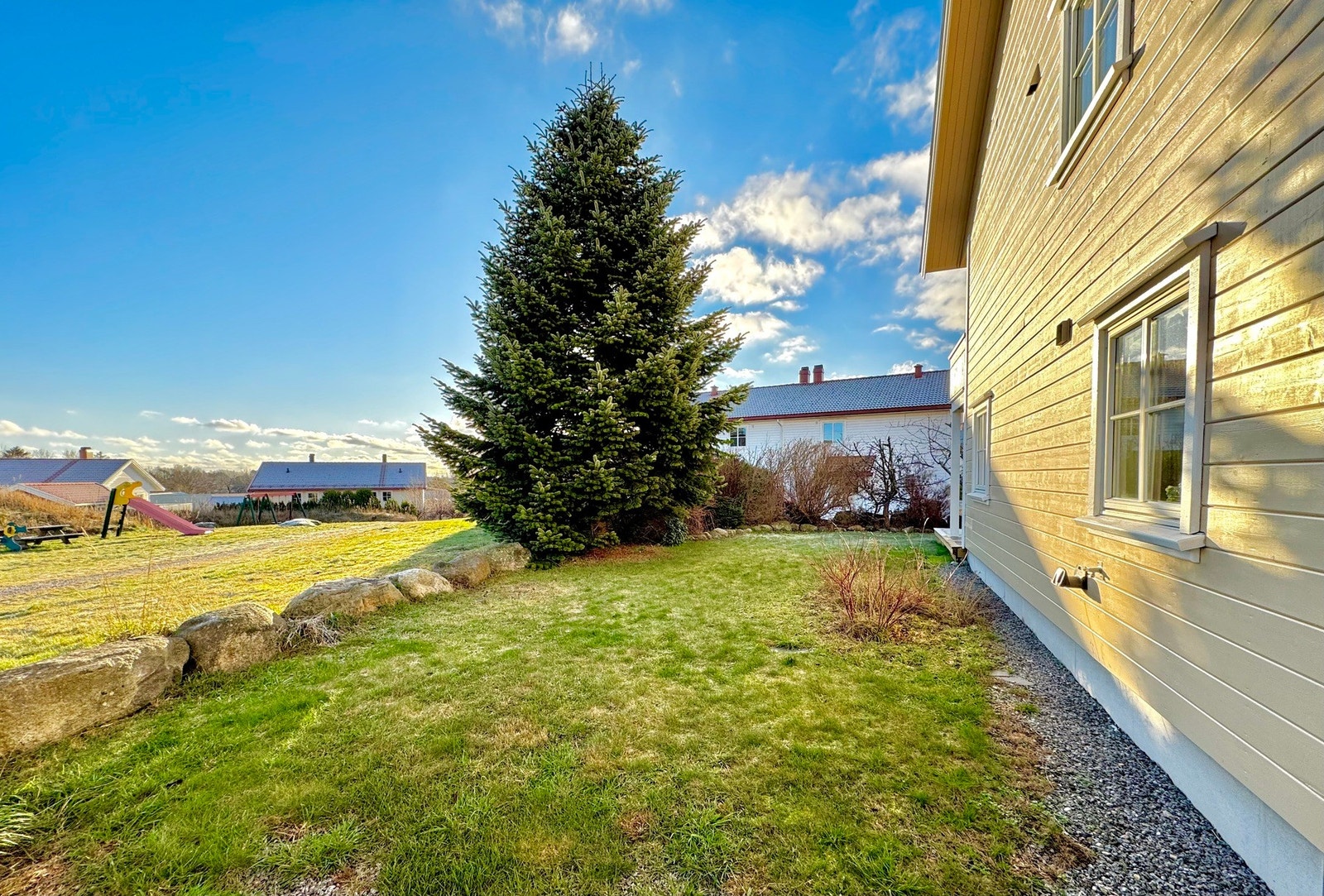 Opparbeidet hage langs boligen Galleribilde