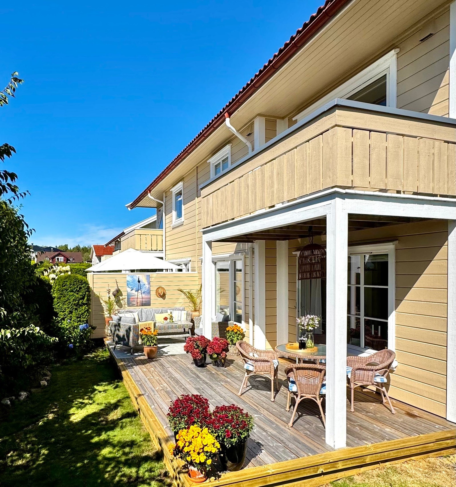 Deilig uteplass og direkte adkomst til hage. Ny delevegg mot nabo. Galleribilde