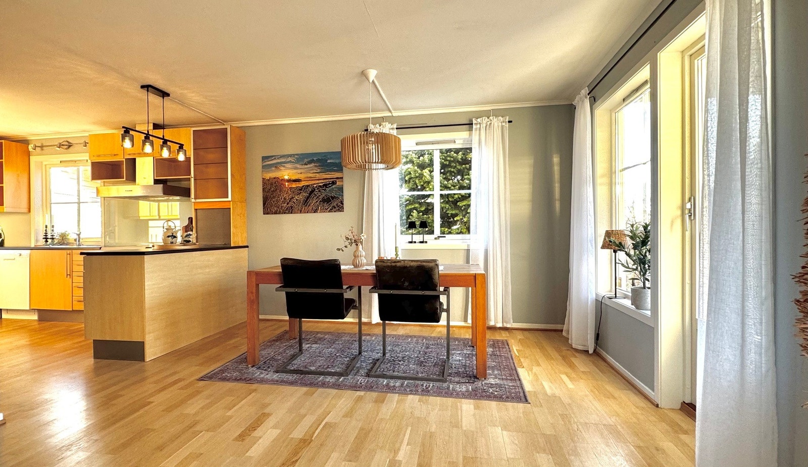 Spisestuen ligger i tilknytning til kjøkkenet. Det er direkte adkomst ut til solrik terrasse. Galleribilde