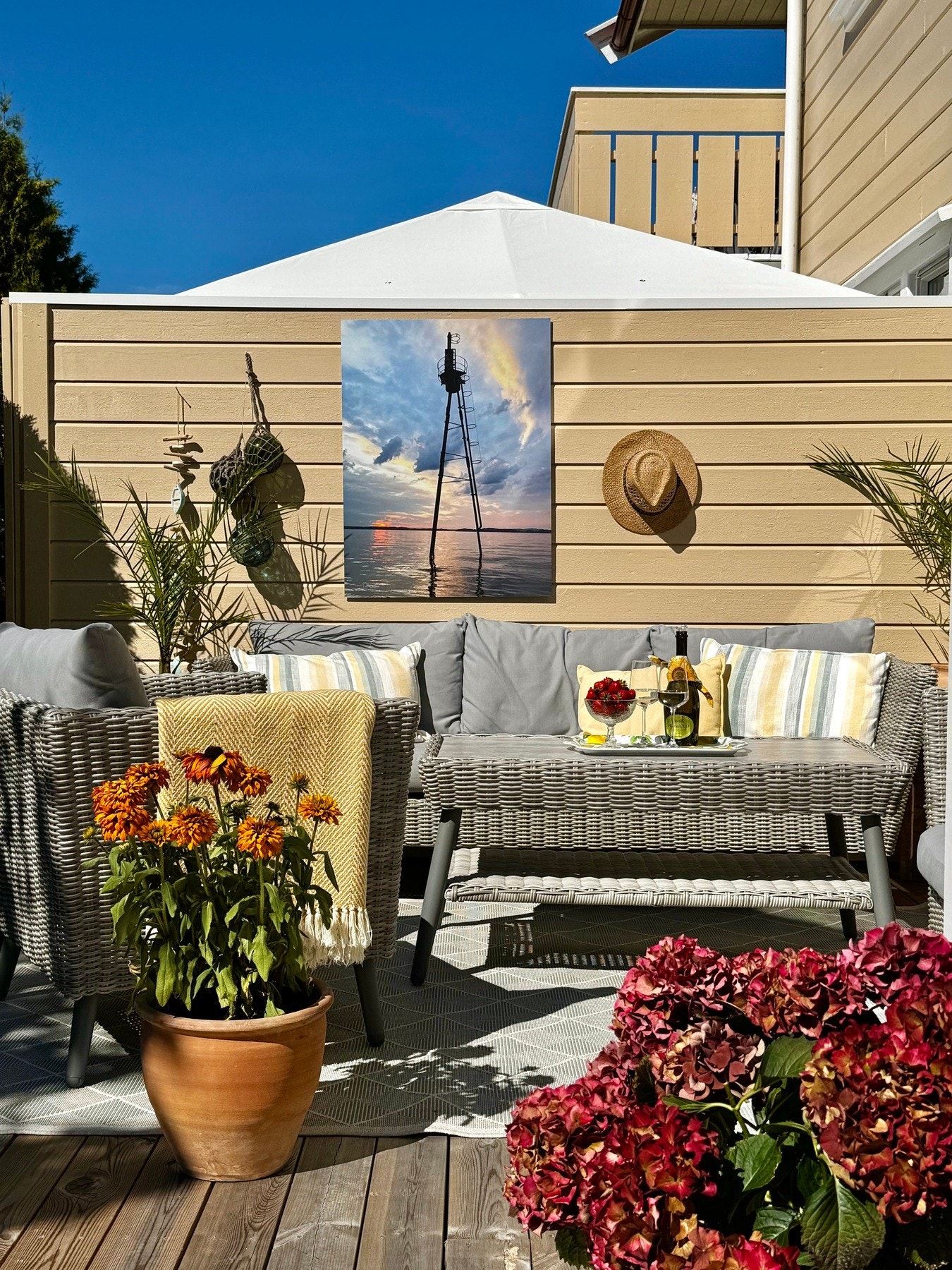 Terrassen bader i sol om sommeren. Her får du garantert en fin opplevelse på denne nydelige uteplassen. Galleribilde