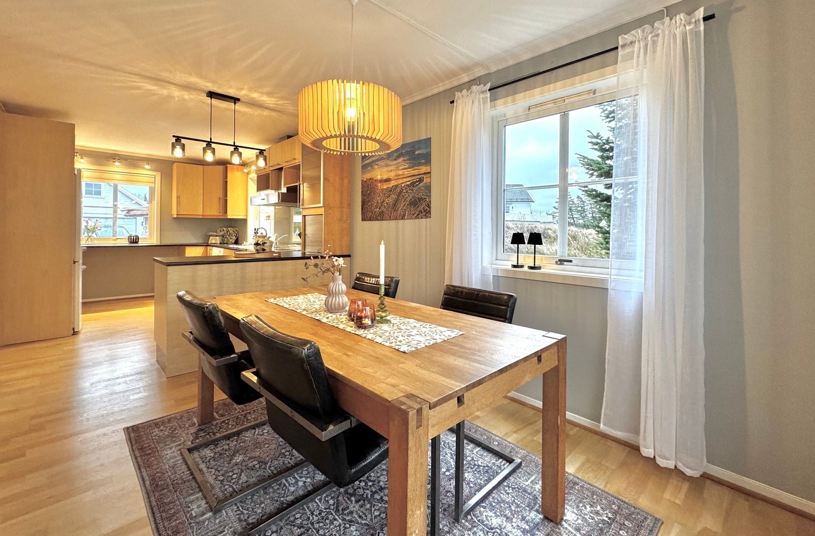 Praktisk romløsning med spisestue i tilknytning til kjøkkenet. Godt med dagslys. Galleribilde