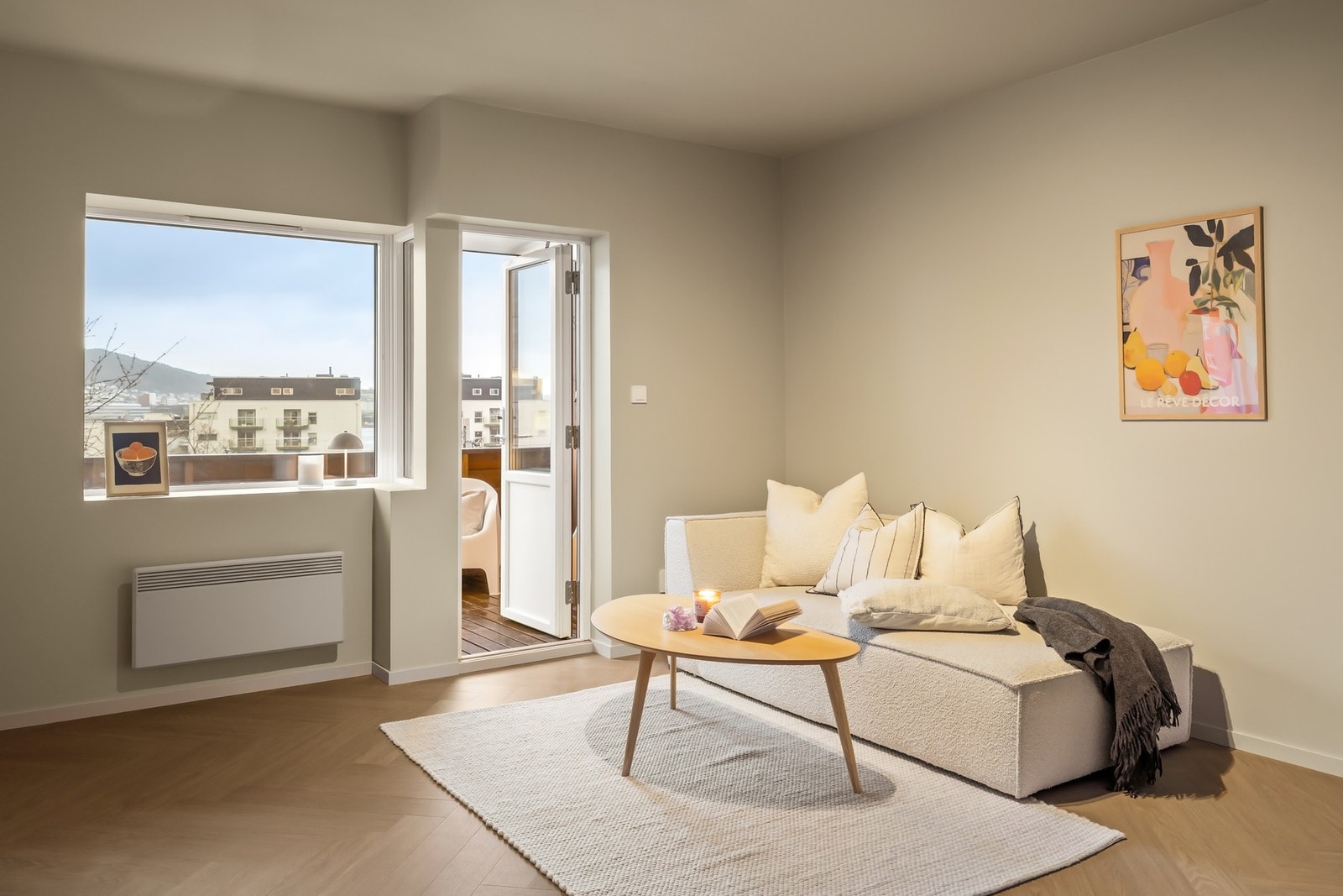 Fra stuen er det utgang til en stor terrasse på 7,7 kvm. Galleribilde