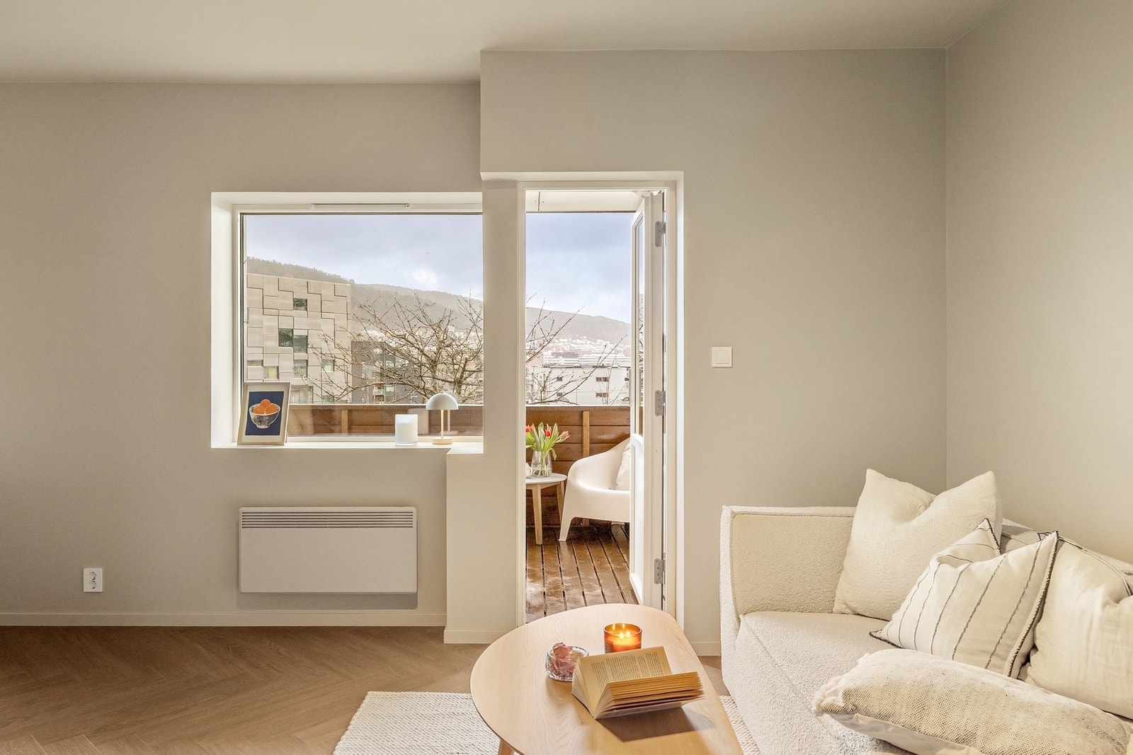 Vi tar turen videre inn til den åpne stue/kjøkkenløsningen på 29,9 kvm. Galleribilde