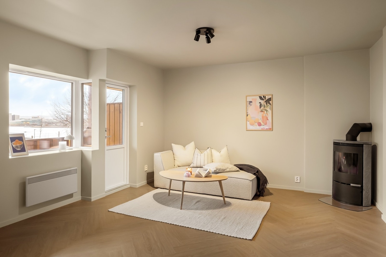 Det er satt inn rentbrennende ovn - perfekt for kaldere høst-og vinterkvelder. Galleribilde